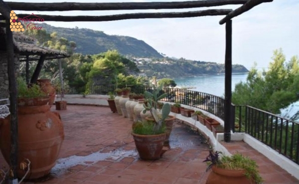 Spaziosa villa in prima linea  