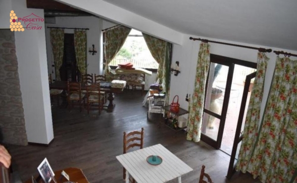 Spaziosa villa in prima linea  