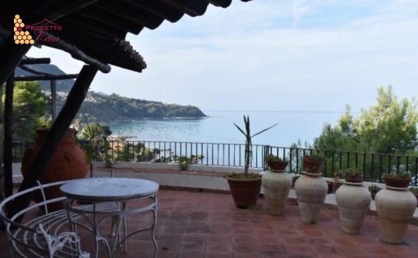 Spaziosa villa in prima linea  