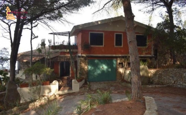 Spaziosa villa in prima linea  